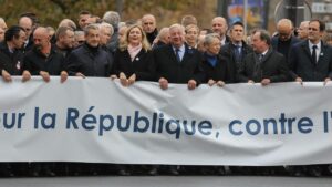 Multitudinaria marcha en París contra el antisemitismo con la polémica presencia de la extrema derecha