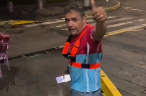 Ni el gas lacrimógeno de las protestas en Panamá frenó a delivery venezolano para entregar pedido (VIDEO)
