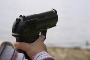Niño de tres años encontró un arma en la cartera de su mamá y mató accidentalmente a su hermanito de dos años