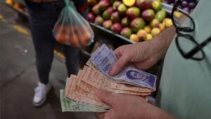 Observatorio de Finanzas: inflación aumentó en octubre pese a relativa estabilidad del tipo de cambio