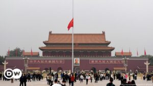 Pekín con banderas a media asta por funeral de Li Keqiang – DW – 02/11/2023