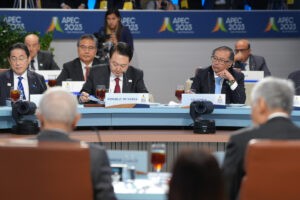 Petro apunta a líderes mundiales en APEC: "Aquí están sentados los que permiten la guerra" - AlbertoNews