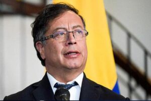 Petro celebra exportación de 7 carros colombianos a Venezuela