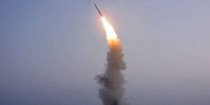 Pionyang responde a Seúl lanzando un misil y suspendiendo el pacto militar bilateral - AlbertoNews