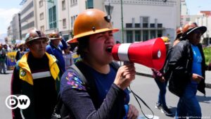 Policía dispersa nueva protesta minera en Bolivia – DW – 07/11/2023