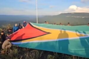 Presidente de Guyana izó la bandera de su país cerca de la zona en disputa con Venezuela y recibió la respuesta de Padrina López (+Videos)