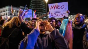 Protesta en la Puerta del Sol contra la intención de Isabel Díaz Ayuso de derogar la ley trans regional