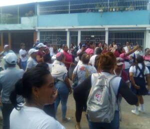 Protestan en Cumaná por destitución de directora de una escuela 