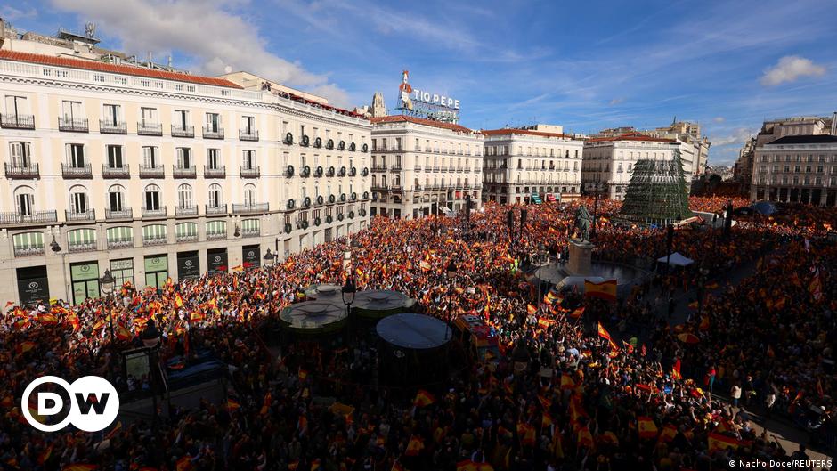 Protestas en España por la amnistía a los independentistas – DW – 12/11/2023
