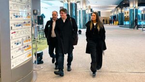 Puigdemont mantiene una reunión interna con JxCat en Bruselas. En la imagen, el secretario general de Junts per Catalunya, Jordi Turull; el expresidente de la Generalitat, Carles Puigdemont y la diputada de Junts, Míriam Nogueras, en el Parlamento Europeo, en Bruselas.