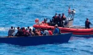 Rescatan a 11 migrantes chinos "abandonados" en un bote en el Caribe panameño - AlbertoNews