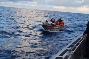 Rescatan a 60 migrantes cuya embarcación hacía agua
