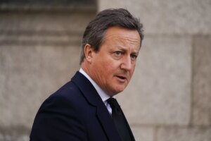 Rishi Sunak pone al frente de Exteriores al ex primer ministro Cameron tras destituir a la ministra de Interior
