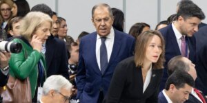 Rodeo aéreo de Lavrov para llegar a una cita de la OSCE hostil a Rusia