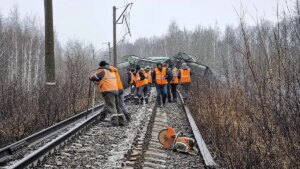 Rusia abre una investigacin por "acto terrorista" tras el descarrilamiento de un tren a 180 km de Mosc