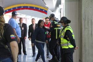 Tercer vuelo con migrantes venezolanos repatriados de Estados Unidos llegó este #31Oct al aeropuerto de Maiquetía (+Fotos)