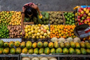 TikToker muestra lo que hacen con las frutas y verduras en un supermercado de EEUU y causa revuelo en redes (+Video)