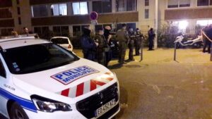 ÚLTIMA HORA | Una mujer judía fue apuñalada en su casa de Lyon, en Francia, y marcaron su puerta con una esvástica - AlbertoNews
