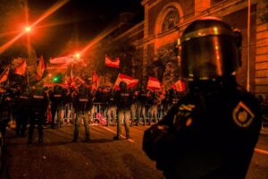 Un amplio dispositivo policial corta la calle Ferraz para evitar el acceso de manifestantes a la sede del PSOE