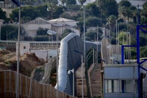 Un centenar de marroquíes intenta entrar en Melilla saltando la valla con Marruecos y todos son rechazados