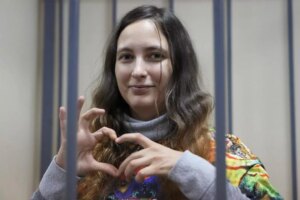 Un centenar de mdicos rusos piden la liberacin de la artista condenada el jueves por protestar contra la guerra en Ucrania