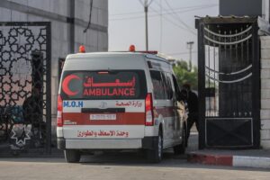 Un convoy de ambulancias con heridos cruza desde Gaza hacia Egipto