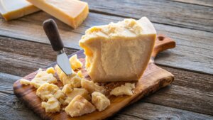Un experto nos resuelve la duda de si el queso Parmesano y Parmigano son lo mismo