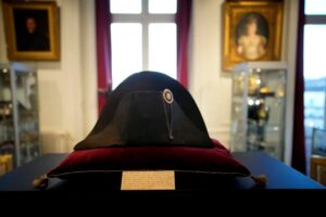 Un icónico sombrero de Napoleón se subastó en Francia por una millonada