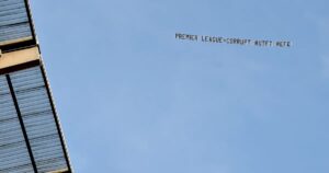 Una avioneta con el mensaje "Premier League=corrupción" sobrevuela el Etihad