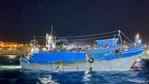 Una embarcación de migrantes naufraga frente a Lampedusa dejando una bebé fallecida