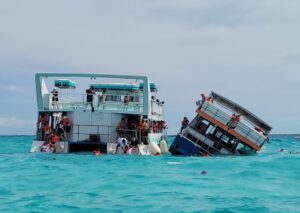 Una estadounidense de 75 años murió tras hundirse la embarcación en la que viajaba en Bahamas - AlbertoNews