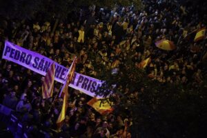 Unas 250 personas se concentran por segunda vez frente a Ferraz para protestar por el pacto del PSOE y ERC y la amnistía