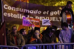 Unas 4.000 personas se manifiestan en la sede del PSOE por octava noche