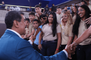 VIDEO: mientras el fiscal chavista intenta abolir el reggaetón en las aulas, Maduro le sube el volumen