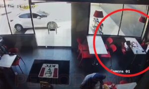 Video: cliente fue atracado en restaurante de Barranquilla delante de niños - Barranquilla - Colombia