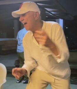 Video de Gustavo Aguado bailando demuestra su vitalidad y carisma en su cumpleaños 74