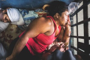 Violencia sexual, hacinamiento, enfermedades y mala alimentación: cómo viven las mujeres en cárceles de Venezuela (I)
