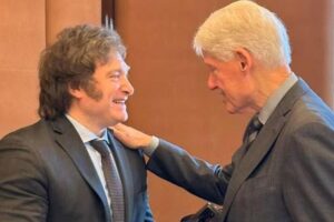 almorzó con Bill Clinton durante su visita a Nueva York y se reunirá con alto funcionario de Joe Biden