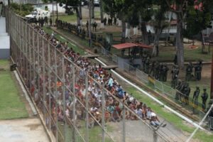 así recibieron los presos de La Pica a los funcionarios que realizaron la toma del centro de detención (+Video)