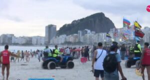 hinchas desatan caos en playa Copacabana y arman pelea