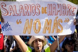 la angustiante espera de los trabajadores venezolanos por un aumento salarial