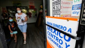 récord de remesas llegan a Latinoamérica, especialmente desde EEUU