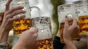 ¡A su salud! Bebieron más de 1.200 cervezas en menos de tres horas... sin emborracharse