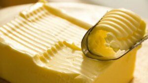 ¿Quieres aprender a hacer mantequilla en casa? Una receta fácil del chef Diego Guerrero, con dos estrellas Michelin