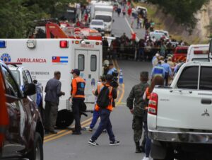 11 muertos y una veintena de heridos al caer un autobús por un puente