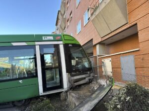 13 heridos en un aparatoso choque entre una furgoneta y un tranvía en Parla