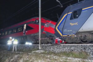 17 heridos leves tras un choque entre dos trenes en Italia