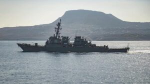 Un buque de guerra de EEUU y varios barcos son atacados en el Mar Rojo, según el Pentágono