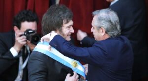 Milei anuncia tras tomar posesión un duro ajuste fiscal y estanflación a la economía argentina