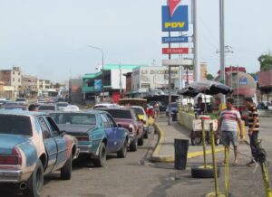 Aumentan las colas de gasolina en Maracaibo en temporada navideña